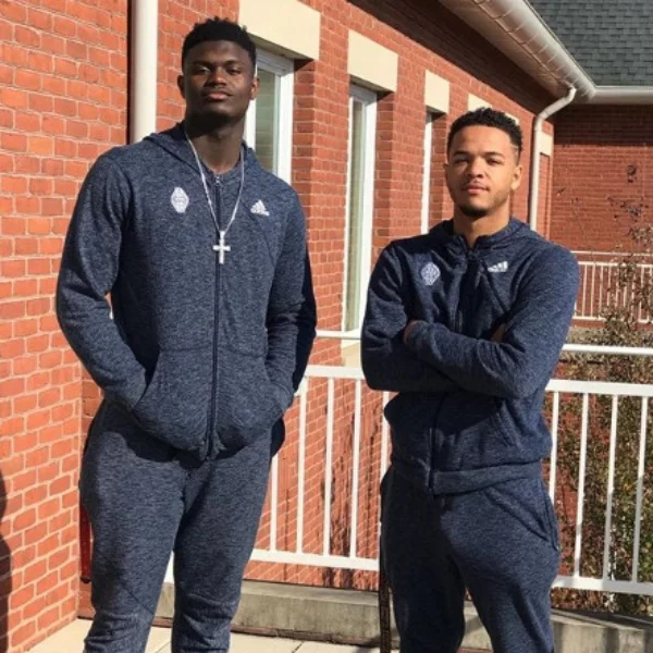心有所屬？「詹皇 2.0」 Zion Williamson 傷後直播打電動全身行頭竟被「這個品牌」給包下來！