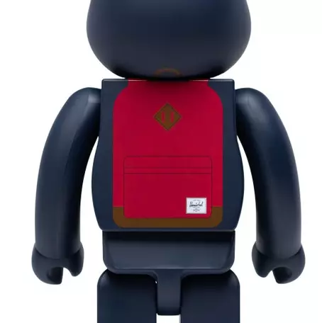 【 J 個稀好貨】你的 BE@RBRICK 鬧流浪？那是因為它揹上了 Herschel Supply 的後背包在搞潮青