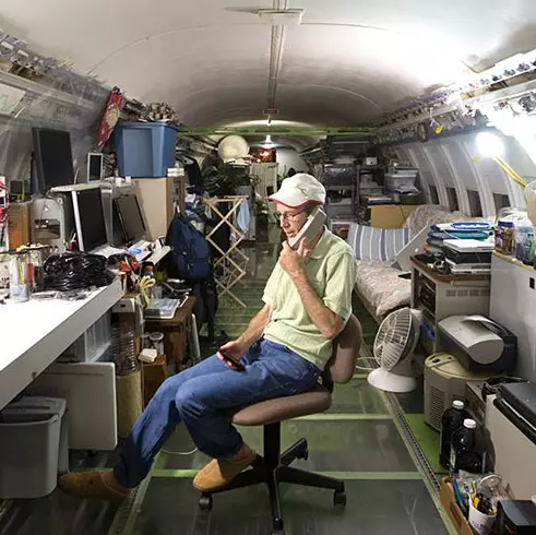波音 727 當豪宅 20 年　最狂爺爺把飛機停在森林裡