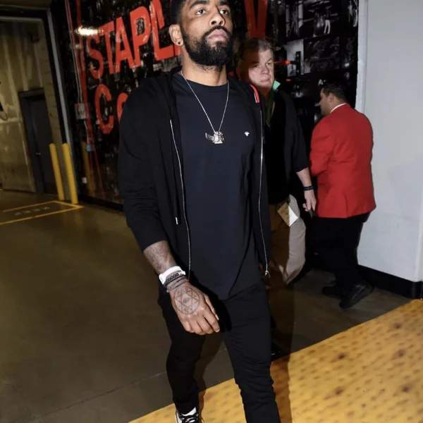把客場當主場在打的男人！Kyrie Irving 腳踩「漲幅超過 10 倍」的話題 Air Jordan 1 現身球員通道