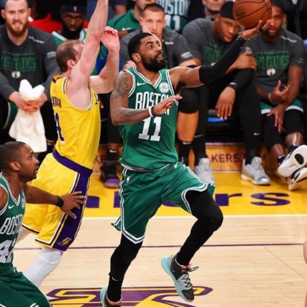 場上場下都無懈可擊！暖男 Kyrie 離場前將「親友限定原味戰靴」送給客場小粉絲