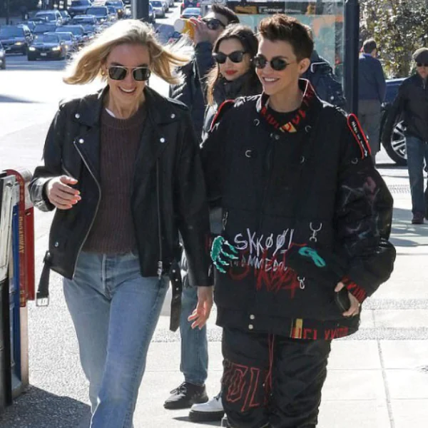 最帥蝙蝠女俠！Ruby Rose 忙碌拍攝個人 DC 超級英雄美劇　偷閒逛街的她依然短髮迷人！