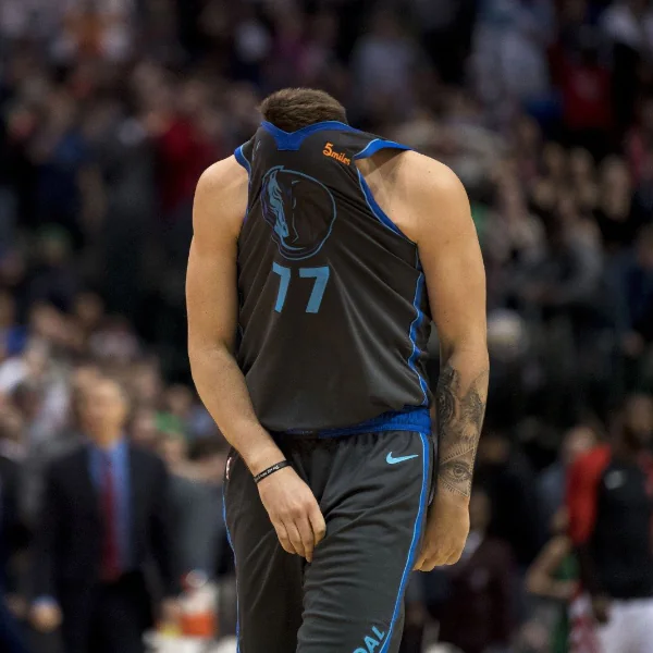 備感自責！「歐洲天才」Doncic 自認最後一擊處理不當　賽後用球衣遮住臉並坐在板凳低頭不語！