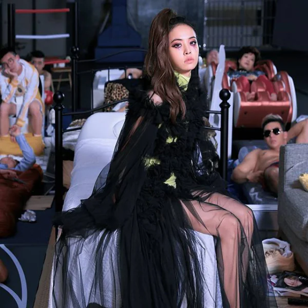 蔡依林〈消極掰〉MV 發布！猛男「默默秀肌肉」成亮點　眼尖網友：好多畫面都有他！