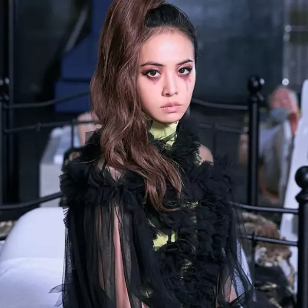蔡依林〈消極掰〉MV 曝光！原來影片中穿著「超浮誇洋裝」竟是出自中國新銳設計師  SENSEN LII 之手！