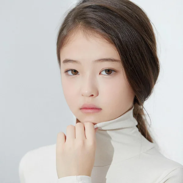 這 4 位平均年紀 10 歲的高顏值混血童模 IG 狂吸數十萬粉！甚至還有藍勾勾認證！