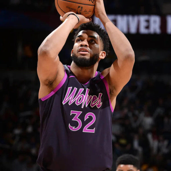 不是只有你會！灰狼中鋒 Towns 效法 Harden 使出雙重後撤步　把 Jokic 晃倒後 2 分輕鬆入帳！