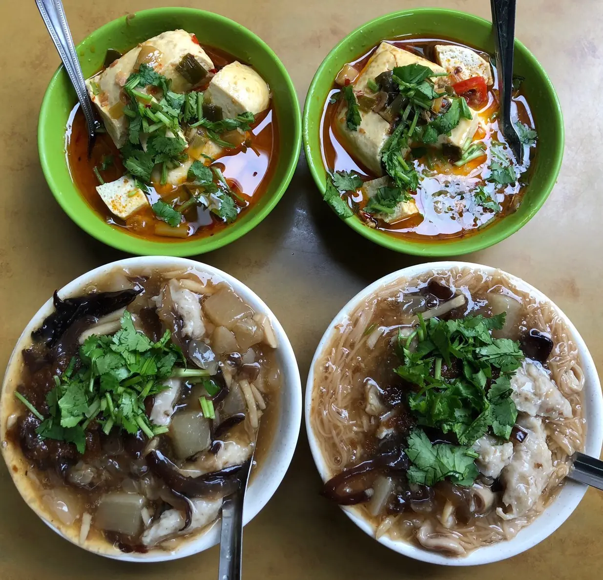 【美食精選】在地人都吃這款！肉羹臭豆腐料多澎湃 CP 值破表 台北銅板排隊美食同安街麵線羹