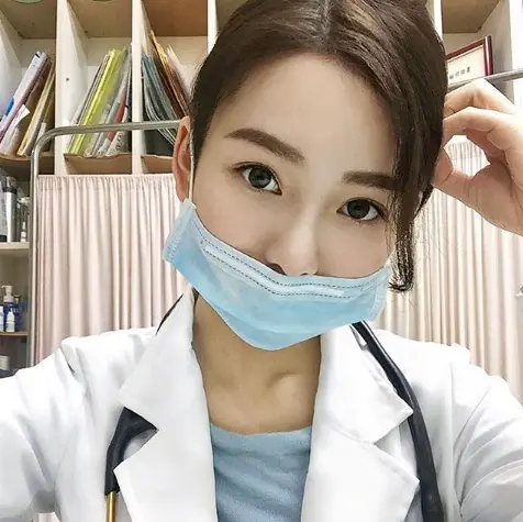 「宇宙勝利組」醫界女神回台！與柯P合照　網喊：求治療