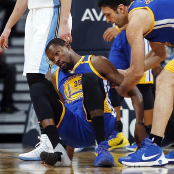 平均一季掉鞋 10 次！Kevin Durant 容易掉鞋的原因跟他「曲棍球拍」腳掌有關？