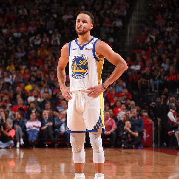 拜託像個男人般！Harden 摸鬍子向裁判要犯規　Curry 當場氣到大揮手臂要對方「硬起來」