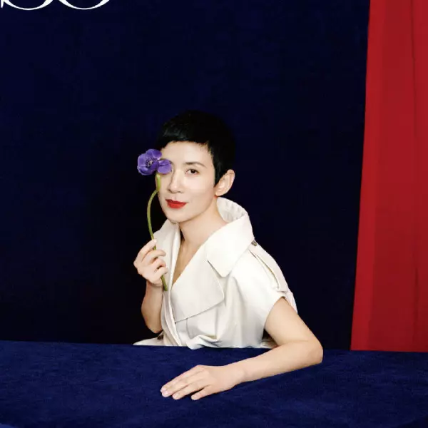 這是吳君如？擺脫女丑形象登雜誌封面 「小露酥胸」美到不行！