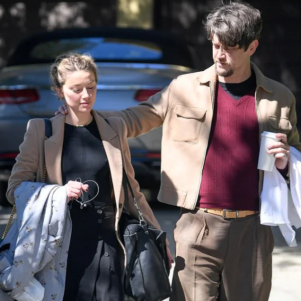 換男友速度快！水行俠「梅拉」Amber Heard 熱吻公開新戀情　這次對象竟是《牠》導演！