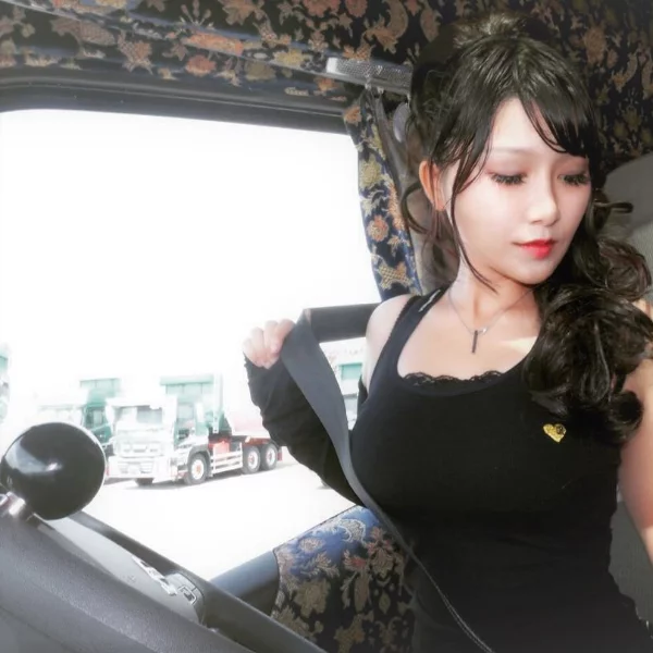 【野生抓正妹❤】好想上車！這位擁有「F 罩杯+螞蟻腰」巨乳辣妹　竟是大卡車司機！？