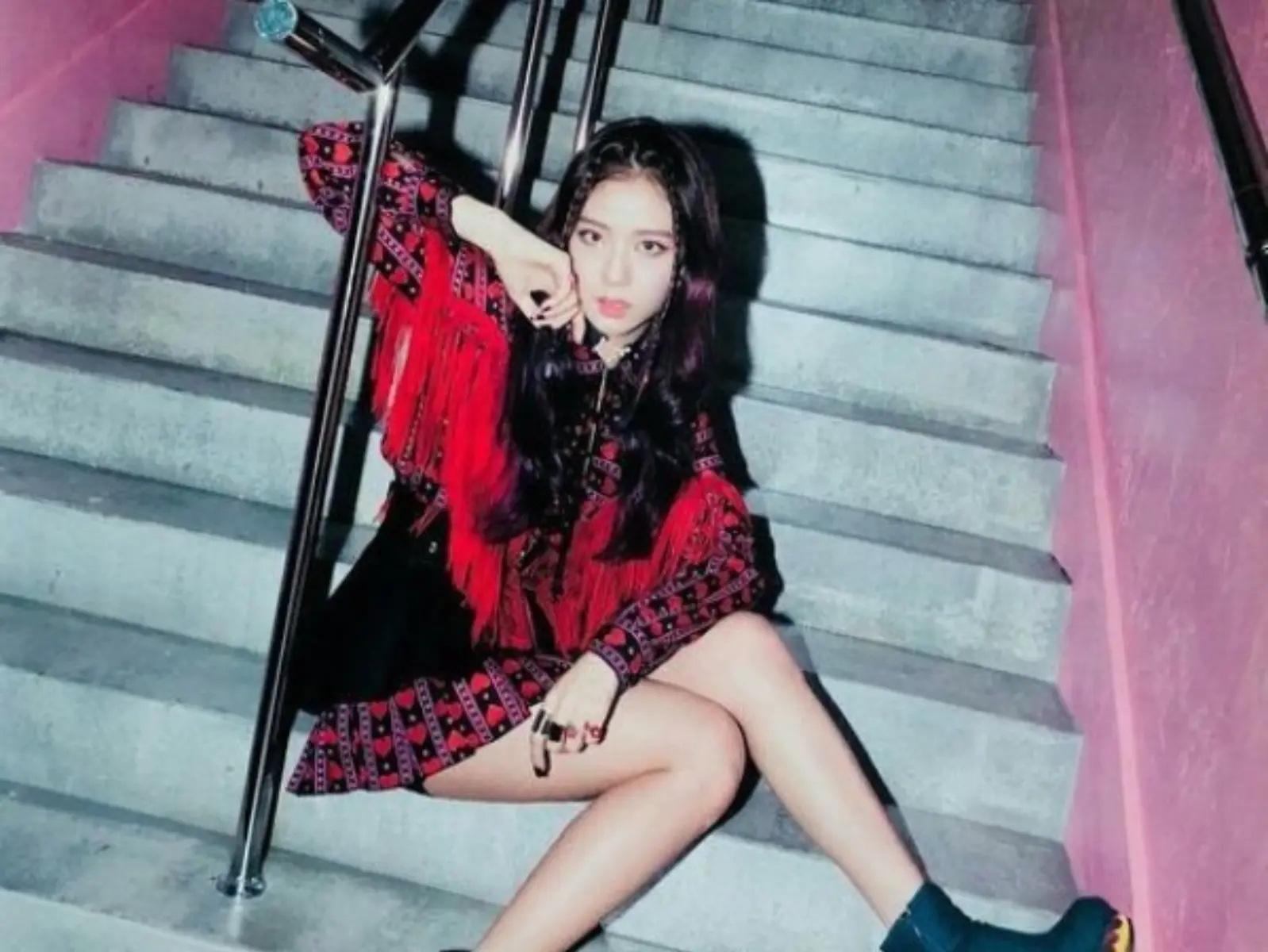 逆天美腿是穿出來的！BLACKPINK 「門面擔當」智秀 Jisoo 教妳靠「這 3 招」從壯壯腿變竹竿！