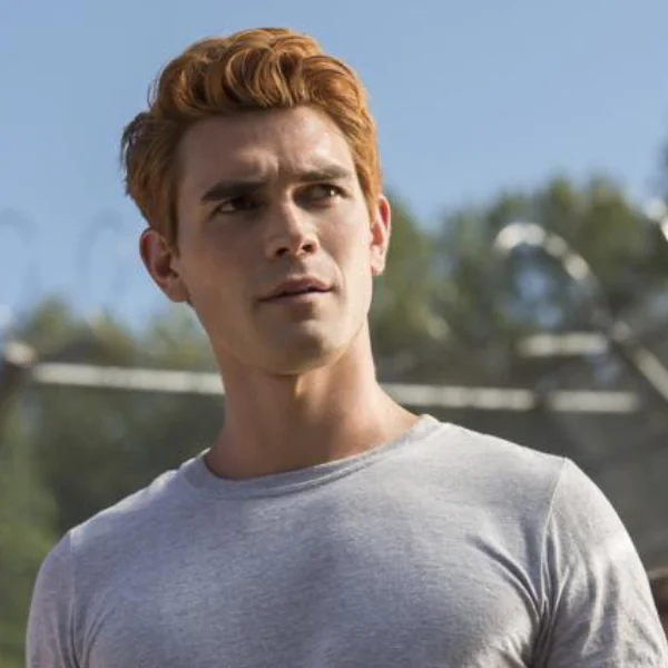 美劇《河谷鎮》鮮肉擔當！紐西蘭演員「KJ Apa」濃眉大眼＋冰塊盒腹肌超犯規！