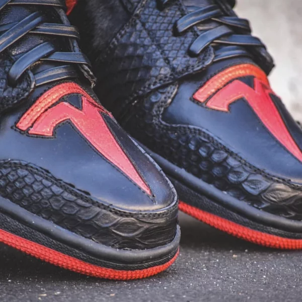 連真實版鋼鐵人 Elon Musk 都上腳了！Air Jordan 1 「Tesla」版本曝光　網：「這 logo 太誘人！」