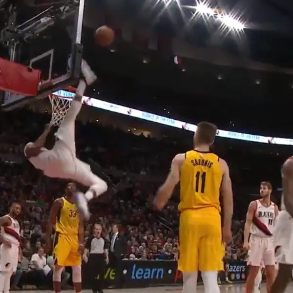 籃球版「倒掛金鉤」？NBA 拓荒者球員竟「用腳」蓋火鍋　讓對手都看傻了眼！