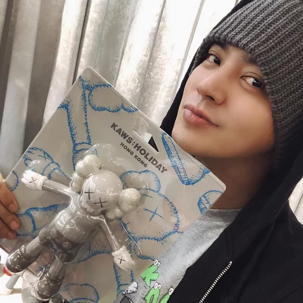 【Ｊ個稀好貨】《KAWS：HOLIDAY》香港站周邊除了小豬手上這尊公仔外 限量 2000 組的「絨毛版本」KAWS 也值得一搶！