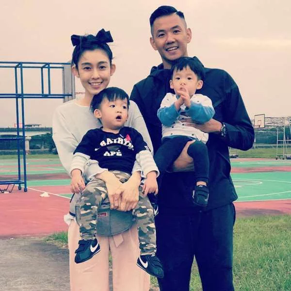 你搶不到的 The Ten、Jordan 飛飛、翔翔早就穿上腳！來看陳建州黑人為兒子購入了哪些帥鞋？
