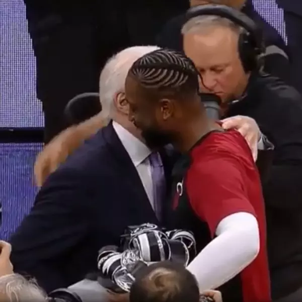 時代的眼淚！Wade 最後一次來到馬刺主場　波波教練給予深情擁抱還準備一份「GDP」球衣大禮！