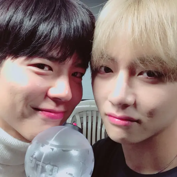 基情滿滿！韓劇男神朴寶劍追 BTS 追到香港　演唱會上私心拿著「他」的應援牌！