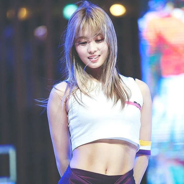 TWICE 舞蹈機器 momo 「虐肌影片」登熱搜！每天 3 招「超逼人動作」快速練出 11 字腹肌！