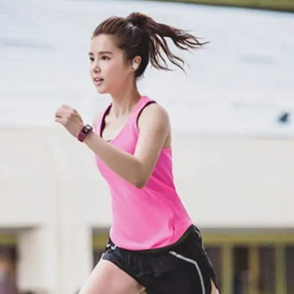 圓肚練出腹肌！李佳穎「體脂 18 %」炸馬甲線