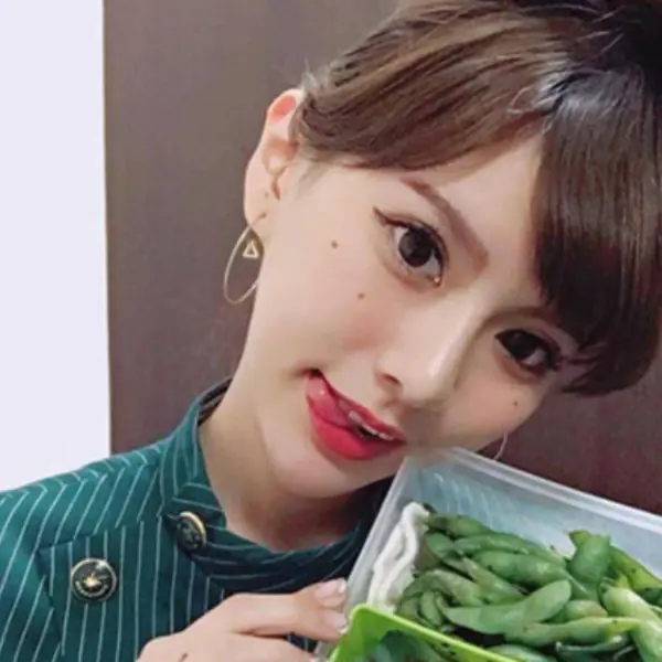 想搭長榮了！制服下的逆天雪乳肆意迸出
