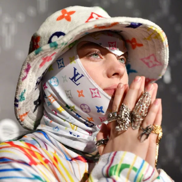 樂壇最大勢的怪怪美少女！Billie Eilish 超猛浮誇穿搭　露骨嗆聲「穿 Vans 的男人下面一定小」！