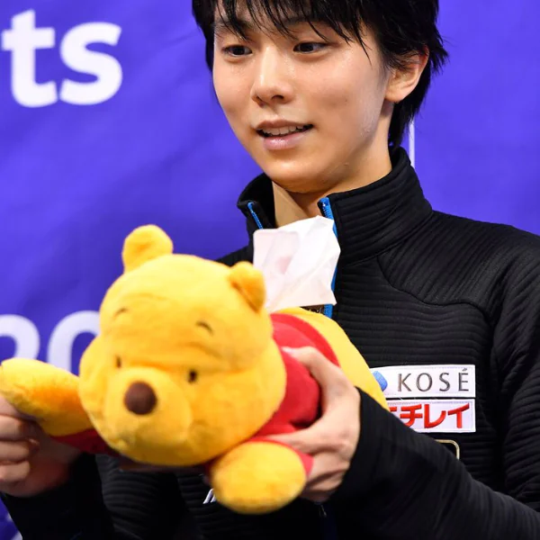 羽生結弦每場比賽完下起「小熊維尼雨」玩偶怎麼處理？滑冰王子背後故事超暖心！