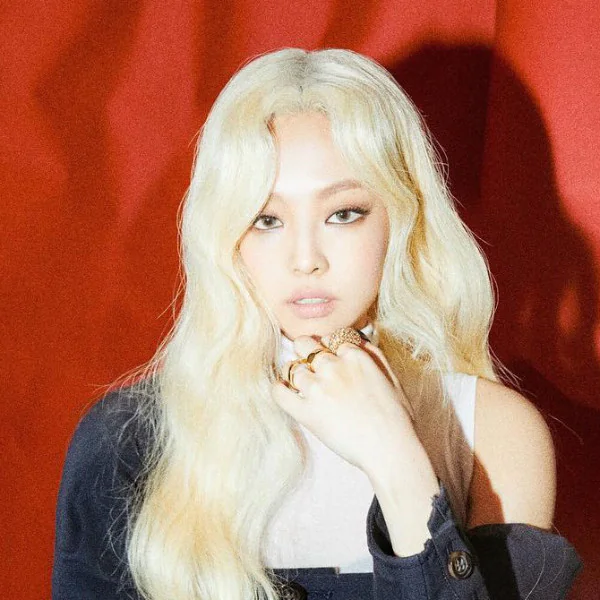 「神秘新髮型」亮相！BLACKPINK 最新宣傳照曝光　Jennie 從金髮到短髮這次又換一頭新造型～
