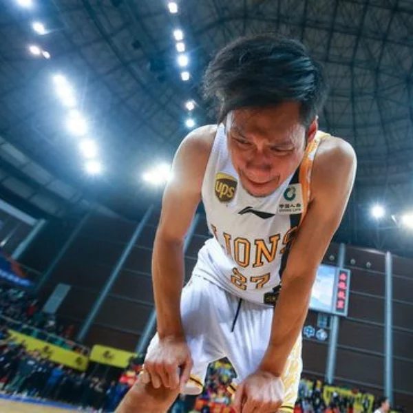 10 年 CBA 生涯正式告終！「野獸」林志傑淚灑球場向球迷道別　全場高喊 MVP 致敬傳奇！