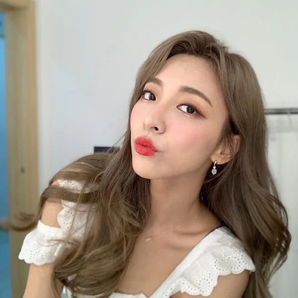 誰說白皙才叫美～F(x) Luna 曬蕾絲吊帶泳裝照 「火辣曲線、性感古銅肌」網民驚呆！