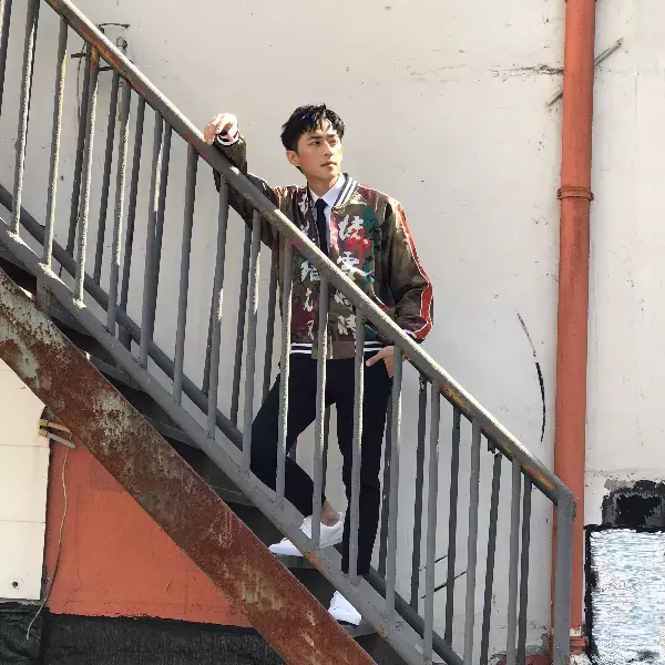 型男主播 『卡馬先生』 身著 JUST IN XX 前進上海時裝周 網友：「 帥翻上海灘！」