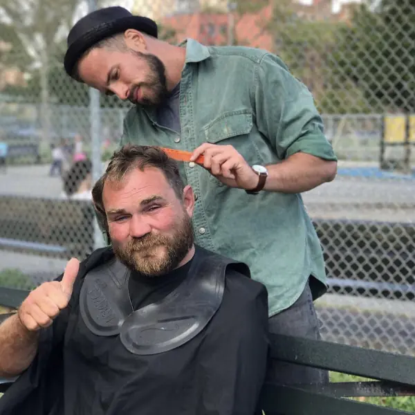 街友變身油頭型男！英國髮型師街頭義剪背後有洋蔥～
