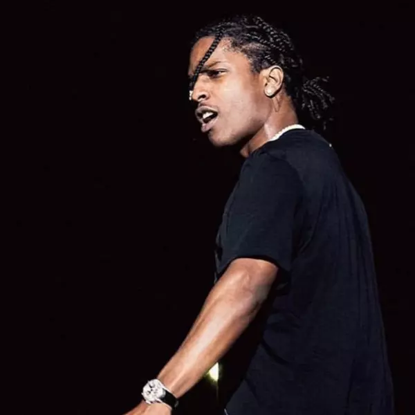 史上最大膽球鞋小偷！觀眾在演出現場偷 A$AP Rocky 的球鞋　表演全面喊卡！歌迷：他犯了大忌！