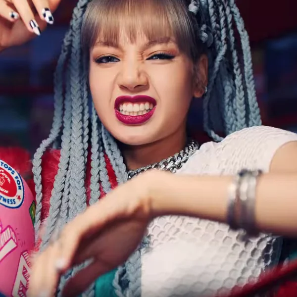 BLACKPINK 新曲 MV 觀看次數破億！最吸睛的竟然是 LISA 「一口小白牙」 超簡單 4 招輕鬆達陣～