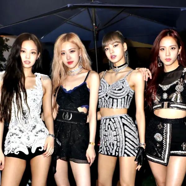 BLACKPINK Lisa 根本圈粉機器！首組登上 Coachella 音樂節韓女團　網狂問：長馬尾女孩是誰？