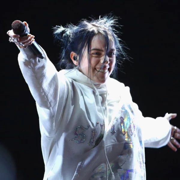17 歲 Billie Eilish 首度登台 Coachella 音樂節就忘詞　「即興反應」率真到令歌迷大笑！