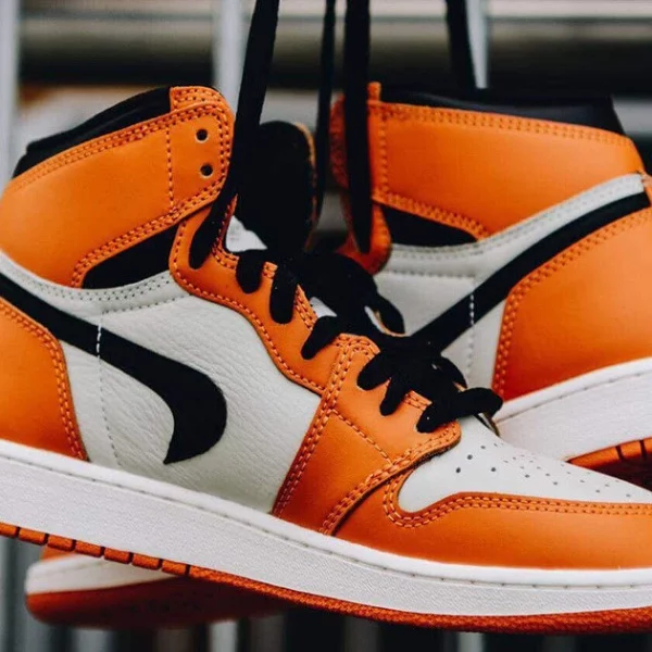 機率比中樂透還低！因製作過程出錯而呈現倒轉 Swoosh 的 Air Jordan 1 竟成了「史上最貴」的鞋款？