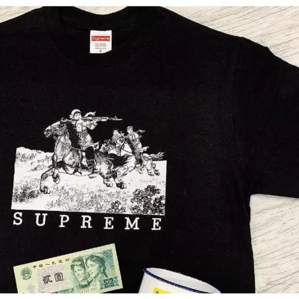 又陷抄襲風波！ Supreme 這次的「致敬」對象居然是「國小課本的插圖」？！