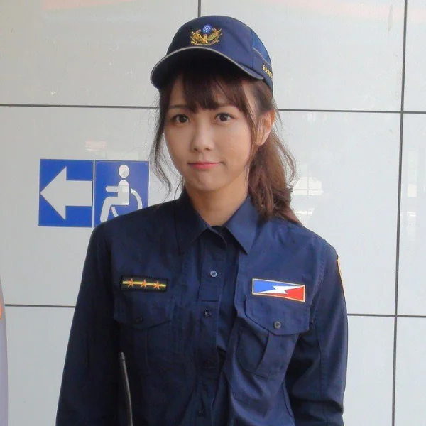 【野生抓正妹❤】神似三上悠亞！警察制服全面換新介紹片驚見「天菜女警」　網友：想被上銬....