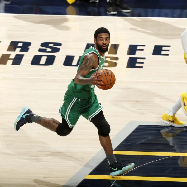 季後賽首輪系列戰搶先聽牌！Kyrie Irving 腳踩「平價  Air Jordan 1」現身球員通道