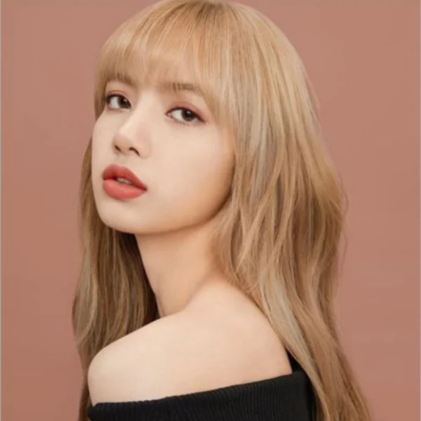 冬天胖到鎖骨不見？Jennie、Lisa 都在瘋的「顯瘦直角肩」只靠這 2 招視覺秒瘦 5 公斤！
