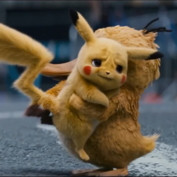 5 月初要上映啦！《名偵探皮卡丘》新畫面推坑　可達鴨一把抱起 Pikachu 萌爆！