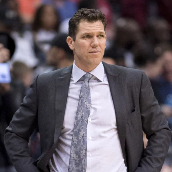 NBA 性醜聞又一發！前湖人教練被女記者控告性侵：「他強行抱住我，還不停摩擦我的身體！」