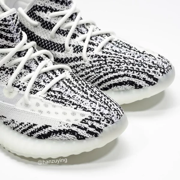 橫空出世！YEEZY BOOST 350 斑馬竟出現「 Sample 」版本　網友：「側邊簍空太銷魂了」