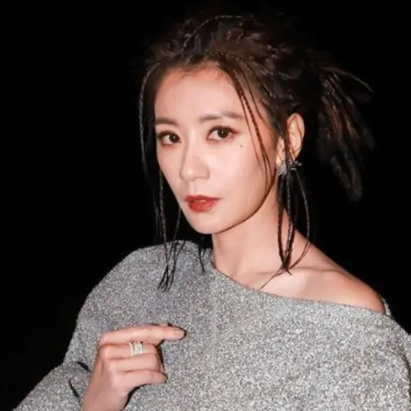 賈靜雯下身失蹤辣曬白皙纖腿！ PO 文曝想念《與惡》劇組