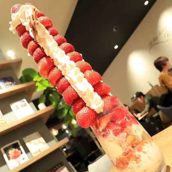 超浮誇！日本這家餐廳特製的「草莓登山聖代」　堆得跟小山一樣高的草莓太欠吃啦！
